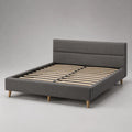 Letto matrimoniale con struttura imbottita in tessuto grigio e testiera alta con gambe in legno 160x200 cm